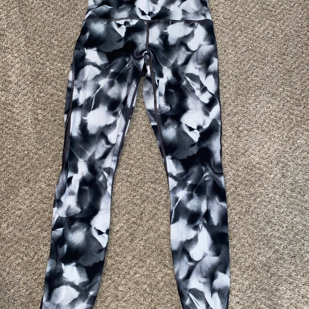 Lululemon black & white mesh 7/8 tights size 6